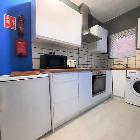 3 Bedroom Semi Detached House With Parking, Wifi Колчестър Екстериор снимка